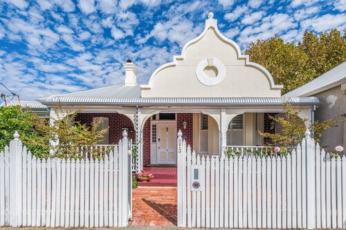 Crepe Myrtle Cottage in South Fremantle. Location + Wow factor