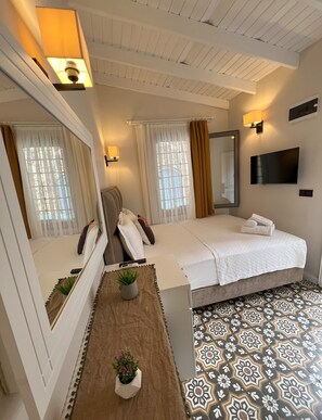Deluxe Room | Egyptian cotton sheets, premium bedding, individually decorated, desk - Disa Hotel (Cesme)