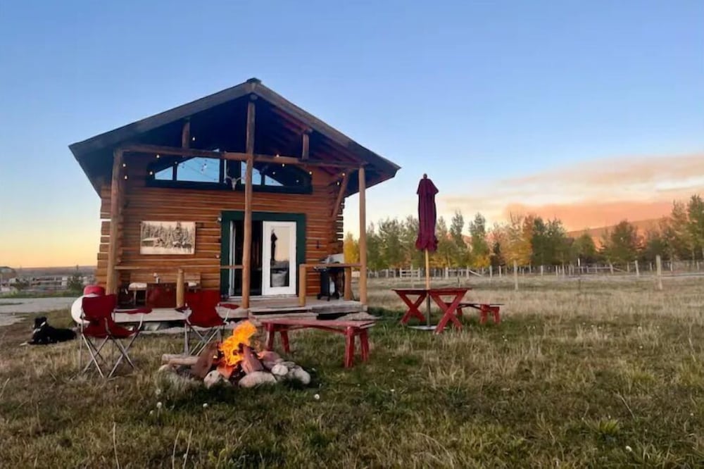 Romantic private Log Cabin with horse pasture