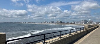 2-Bedroom Apt Sleeps 7! - 1/4 mile to Beach!