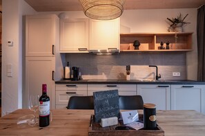 Réfrigérateur, micro-ondes, plaque de cuisson, lave-vaisselle