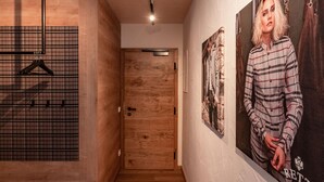 Ein Flur mit Holzwänden, einer Tür und einem Poster mit einer Person.