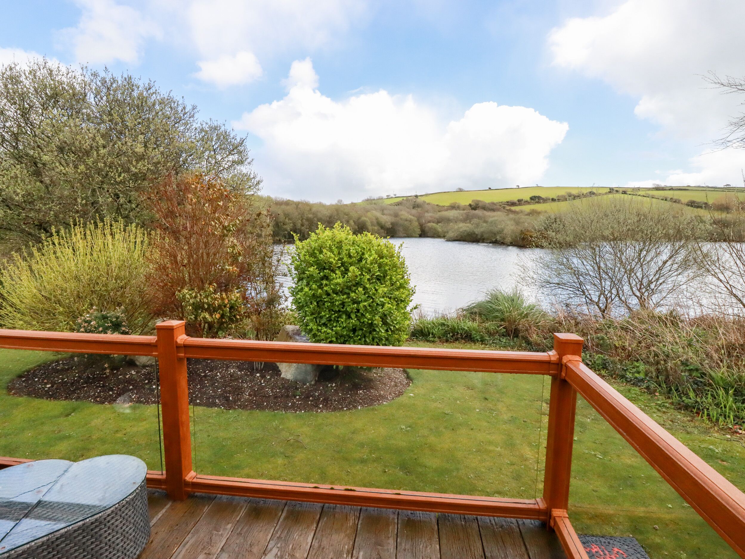 Una terrazza con vista su un fiume e sulla vegetazione circostante.