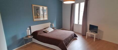 1 chambre, coffre-fort, bureau, lit de bébé portatif