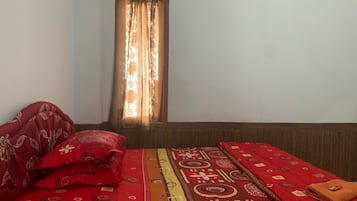 Deluxe Double Room | Desk, bed sheets