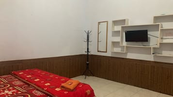 Quarto casal luxo | Escrivaninha, roupa de cama