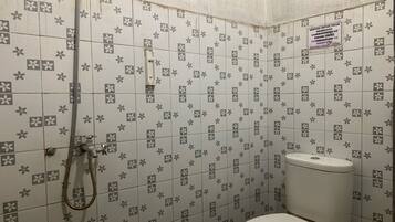 Quarto casal luxo | Banheiro | Chuveiro, chuveiro com efeito de chuva, toalhas de banho, sabonete