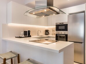 Kjøleskap, mikrobølgeovn, ovn og oppvaskmaskin