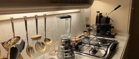 Réfrigérateur, four, lave-vaisselle, cafetière/bouilloire