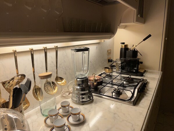 Refrigerador, horno, lavavajillas y cafetera y tetera 