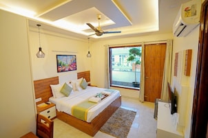 Egyptian cotton sheets, premium bedding, pillow-top beds, in-room safe