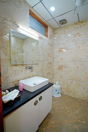 Deluxe Double Room | Bathroom | Shower, rainfall showerhead, free toiletries, hair dryer