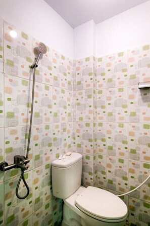 スタンダード ダブルルーム | バスルーム | シャワー、タオル、トイレットペーパー