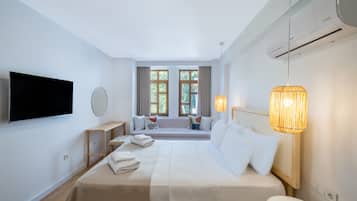 Family Studio | Peralatan tempat tidur premium, bar mini, peti besi dalam bilik, meja