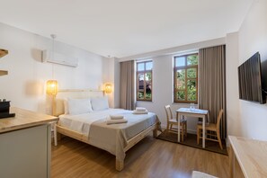 Deluxe Studio | Peralatan tempat tidur premium, bar mini, peti besi dalam bilik, meja 