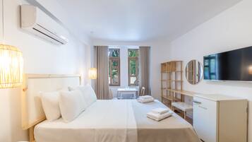 Deluxe Studio | Premium bedding, minibar, in-room safe, desk
