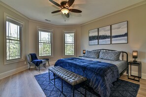 7 bedrooms, desk, iron/ironing board, travel cot