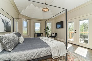 7 chambres, bureau, fer et planche à repasser, lit de bébé portatif