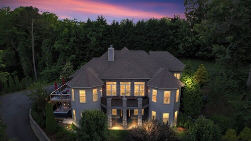 7BR/5BA Asheville Luxury Mansion w/Sauna/ Steam/ Cold/Hottub/Gamerm/MovieTheatre
