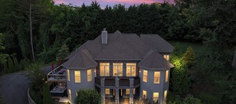7BR/5BA Asheville Luxury Mansion w/Sauna/ Steam/ Cold/Hottub/Gamerm/MovieTheatre