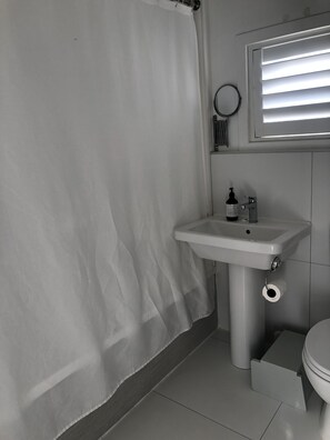 Sèche-cheveux, serviettes fournies, savon, papier toilette