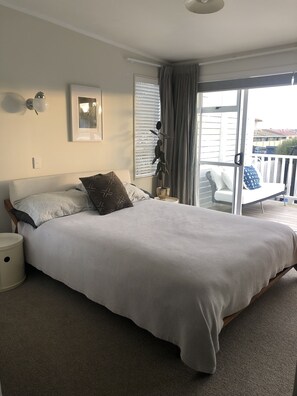 2 bedrooms, desk, WiFi, bed sheets