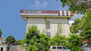 A building with a sign reading "D'HELOMI" and a parked car in front. - Collection O 90253 DHelomi (Depok)