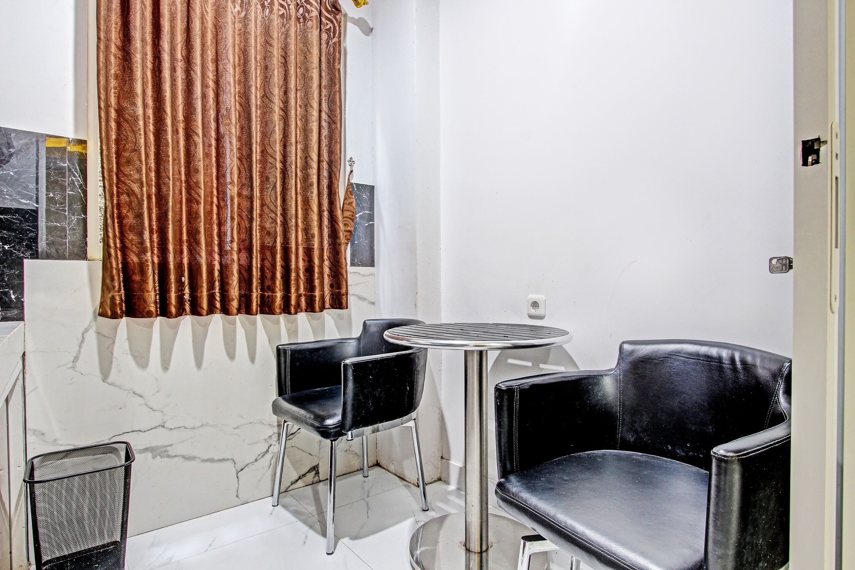 デラックス ダブルルーム | ノートパソコン用作業スペース、WiFi (無料)、ベッドシーツ