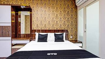 Deluxe Double Room | Laptop workspace, free WiFi, bed sheets