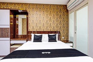 A hotel room with a bed, a wardrobe, and a mirror. - Collection O 90253 DHelomi (Depok)