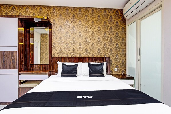 Laptop workspace, free WiFi, bed sheets - Collection O 90253 DHelomi (Depok)