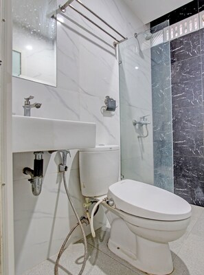 Bathroom - Collection O 90253 DHelomi (Depok)
