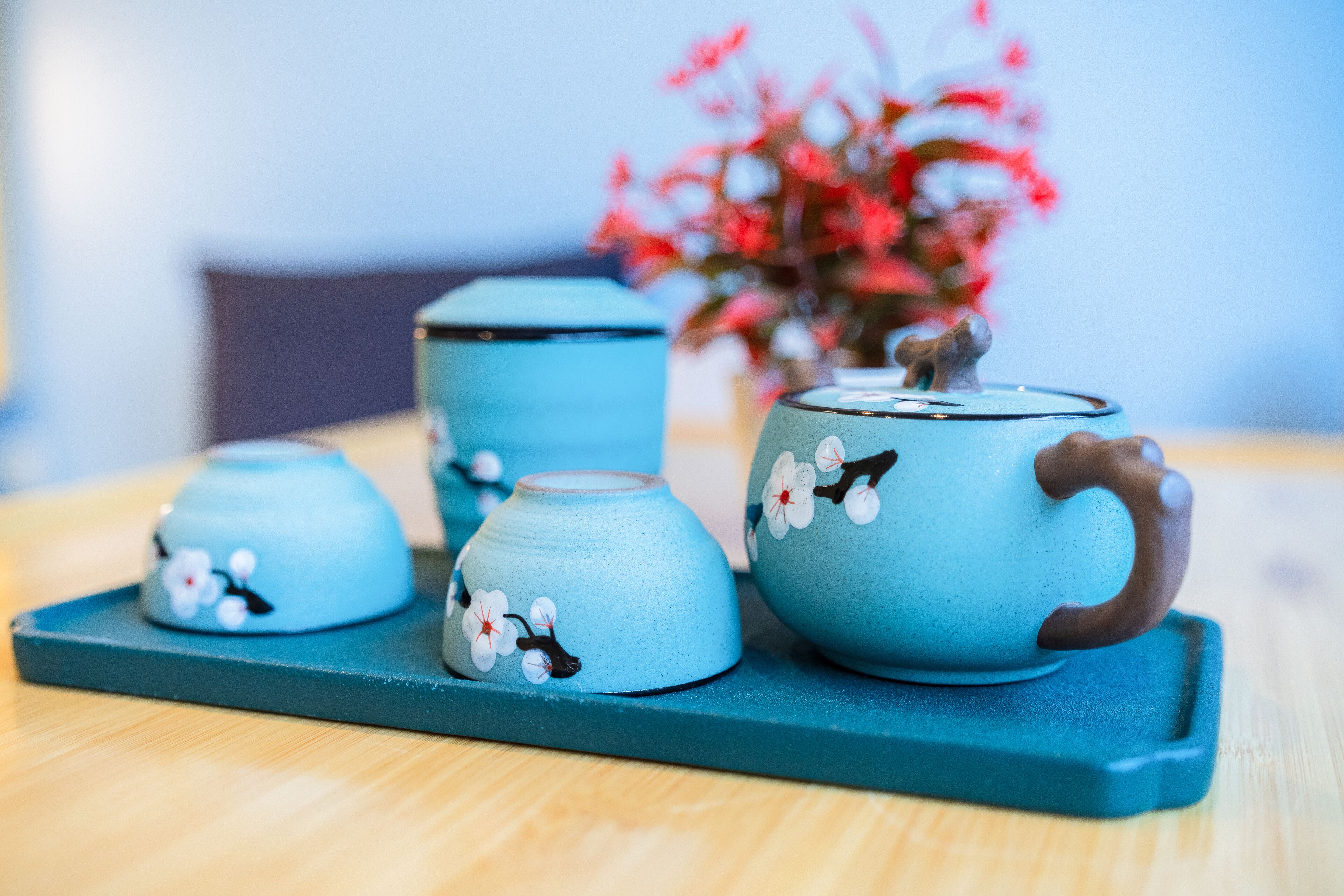 A set of blue ceramic tea ware on a tray.