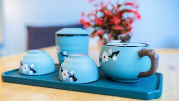 A set of blue ceramic tea ware on a tray.