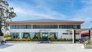 A modern building with a sign reading "FRESH resort". - Fresh Resort Pattaya (Pattaya)