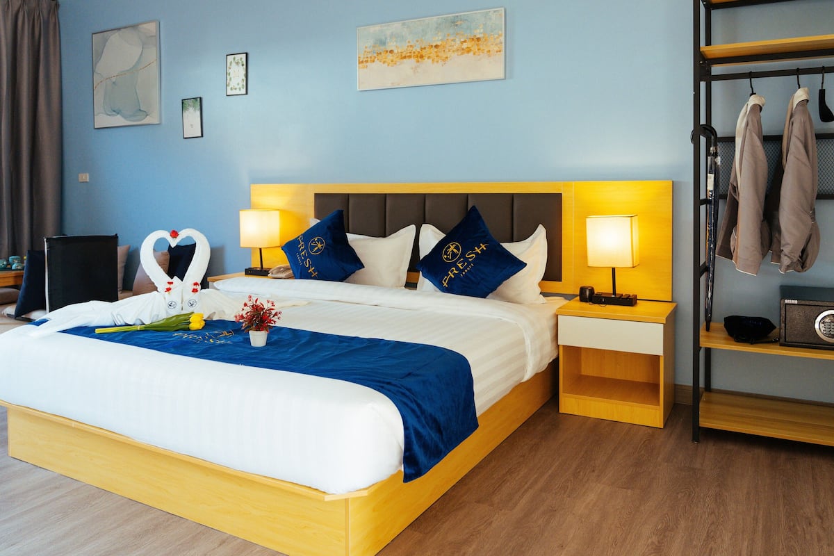 Deluxe Pool Access | Minibar, una cassaforte in camera, una scrivania, Wi-Fi gratuito