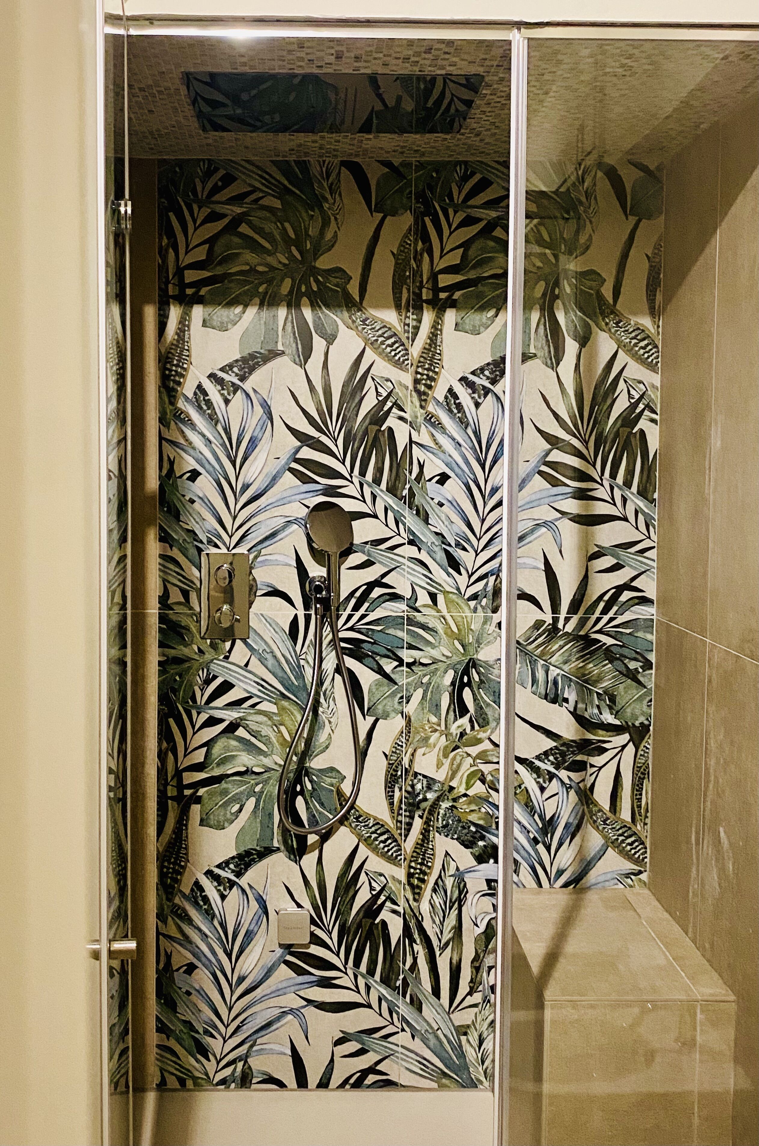 Haartrockner, Bidet, Handtücher, Seife