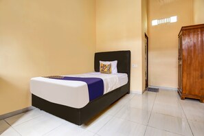 Quarto solteiro | Espaço de trabalho para notebook, Wi-Fi de cortesia, roupa de cama