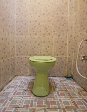 Single Room | Bathroom | Shower, towels - OYO Life 90433 Serasi Kost  (Palembang)