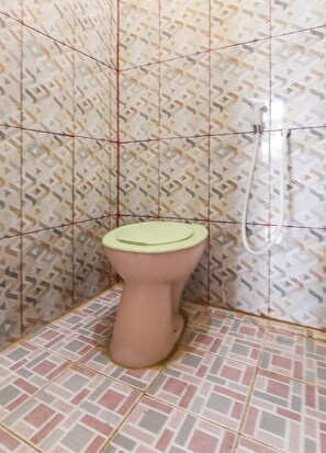 Single Room | Bathroom | Shower, towels - OYO Life 90433 Serasi Kost  (Palembang)