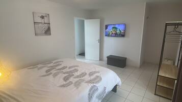 1 slaapkamer, een bureau, een strijkplank/strijkijzer, reisbedje