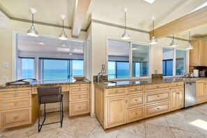 Kylskåp, mikrovågsugn, ugn och spishäll