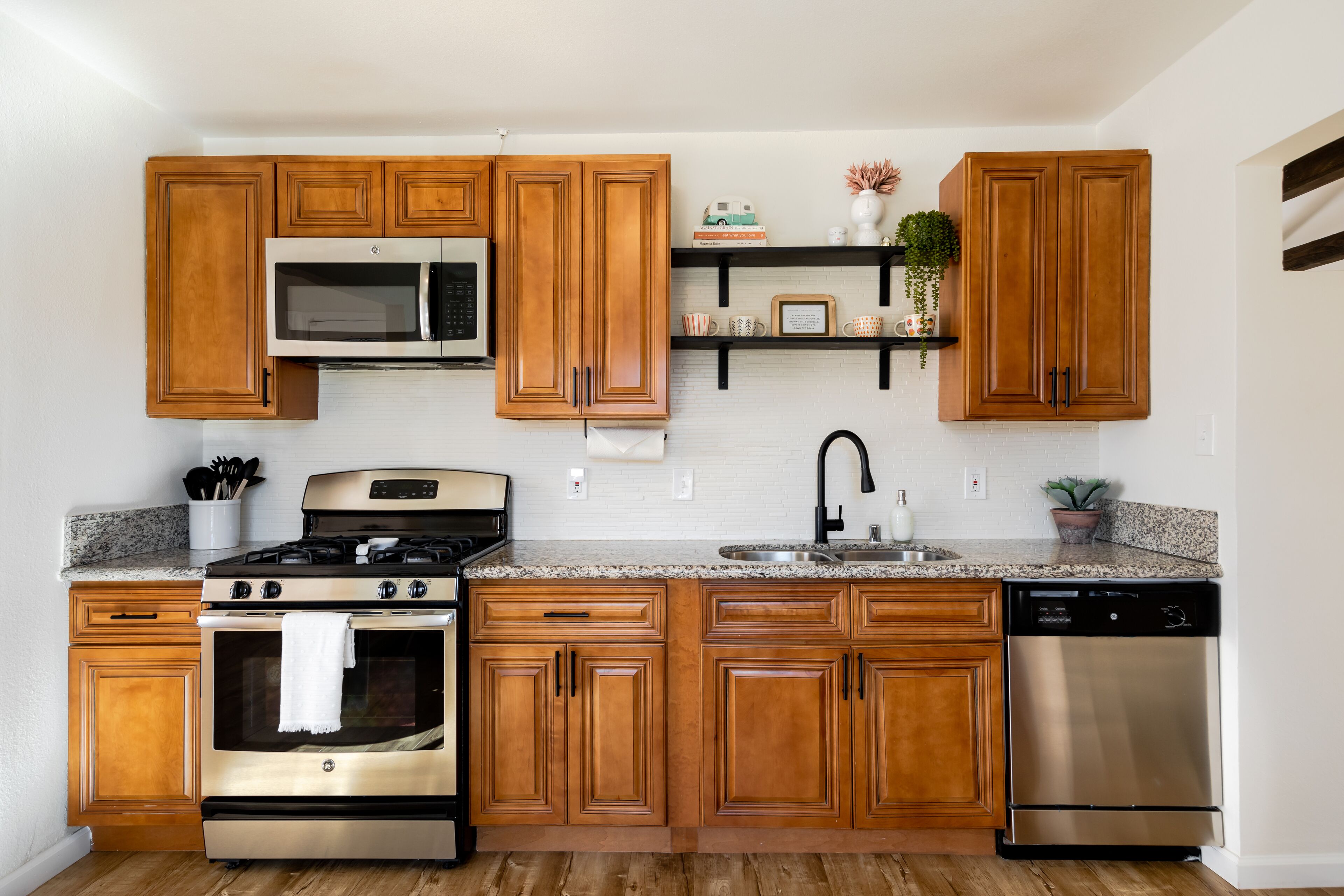 Desert Oasis 10 mins to Joshua Tree National Park w/ Fire Pit, Hammocks & Views