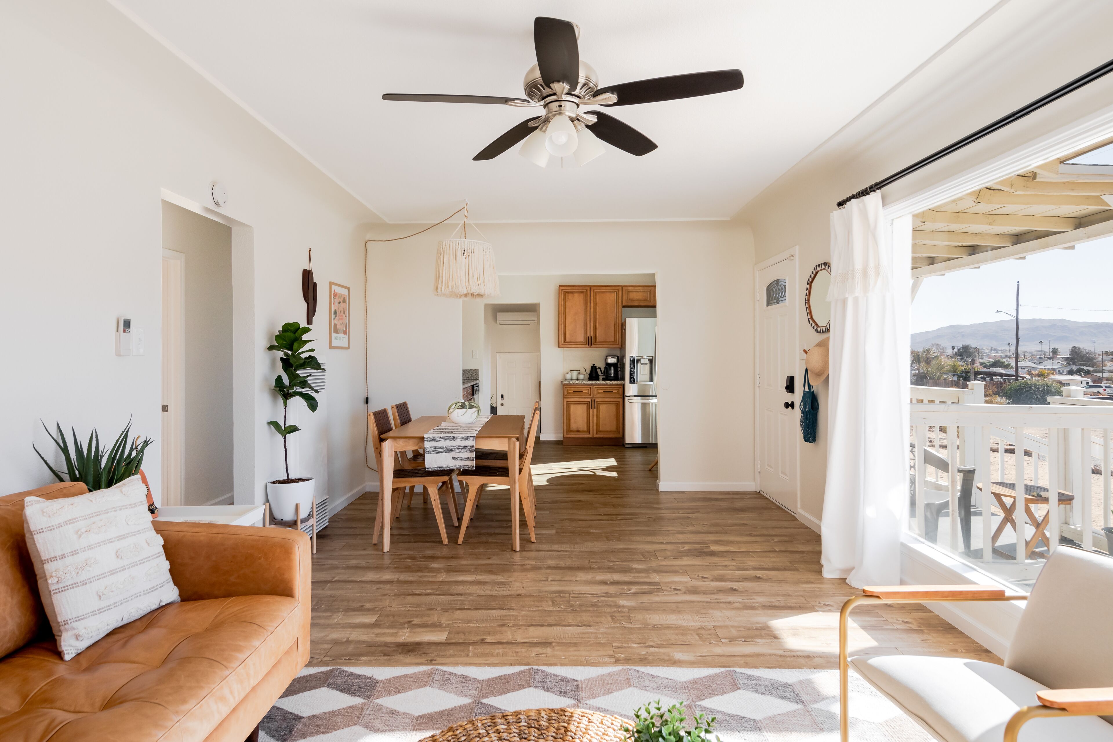 Desert Oasis 10 mins to Joshua Tree National Park w/ Fire Pit, Hammocks & Views