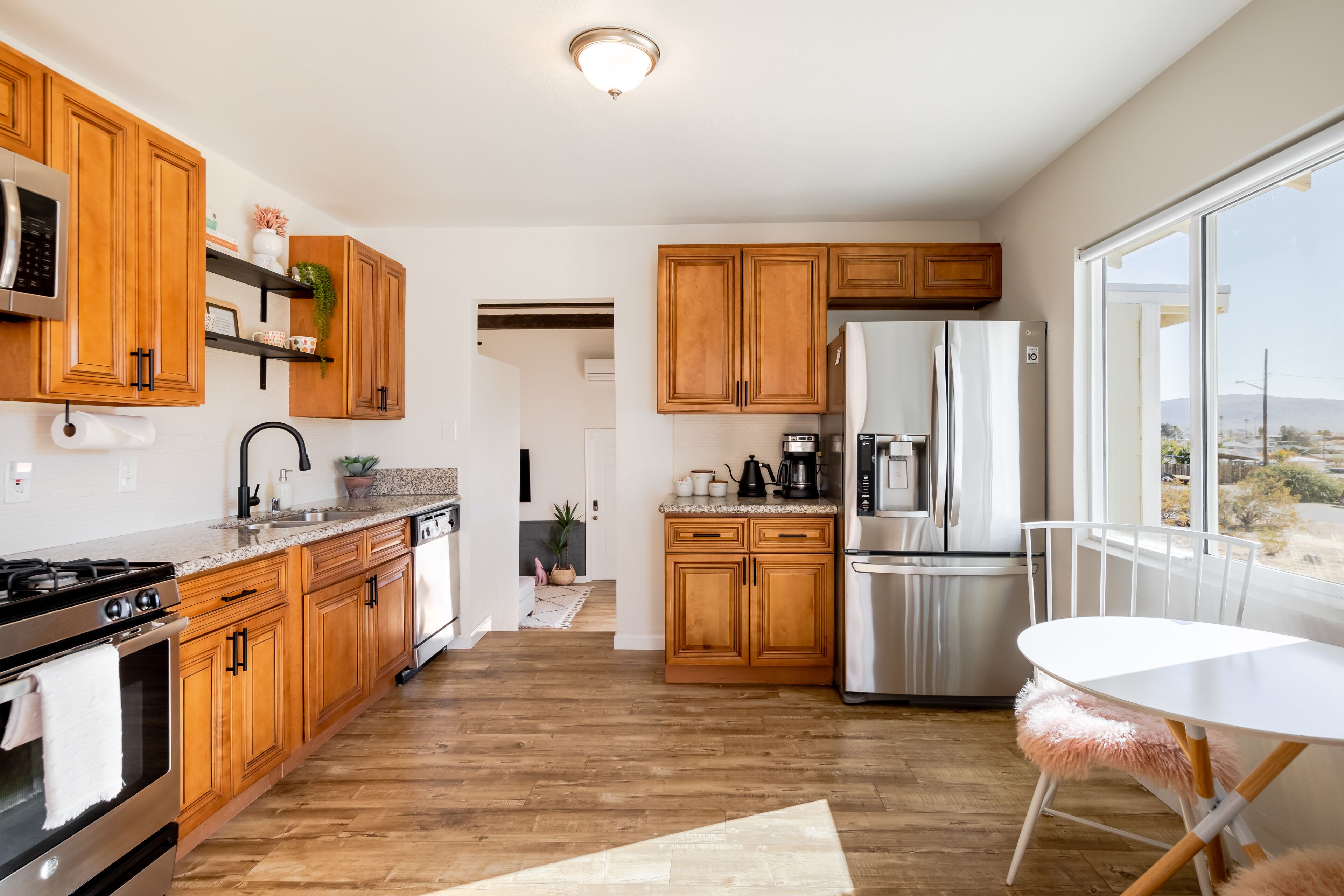 Desert Oasis 10 mins to Joshua Tree National Park w/ Fire Pit, Hammocks & Views