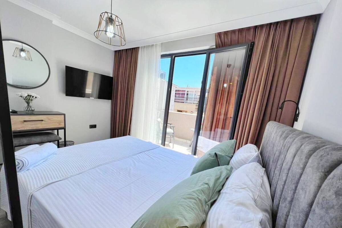 Deluxe Double Room, Balcony | Minibar, soundproofing, WiFi (free), bed sheets