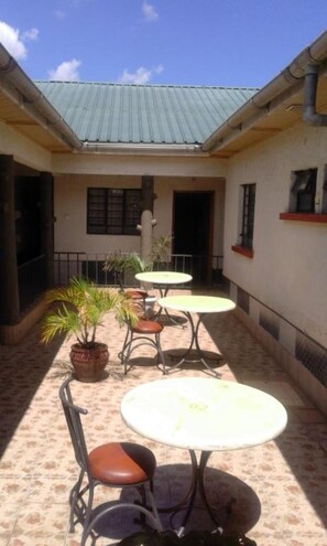 Outdoor dining - Hotel Bison (Nakuru)