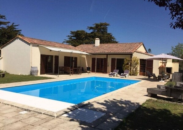 Outdoor pool, a heated pool - Villa for 6 near the sea with heated pool (Jard-sur-Mer)