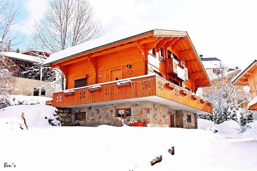 Chalet-style vacation rental for 8 people with private entrance, ski shuttle, and spa bath