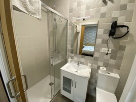 Habitación doble de uso individual | Baño | Ducha, artículos de higiene personal gratuitos y secador de pelo